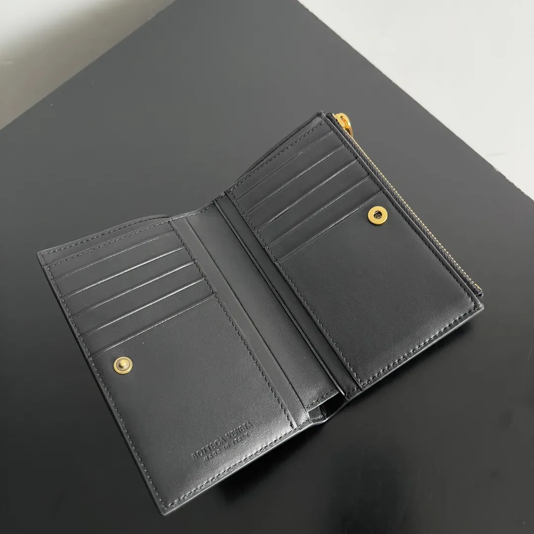Batch 960 of BOTTEGA VENETA’s new woven small wallets are now shipping! ! ! 🥰🥰Made of carefully selected first-layer sheepskin fabric, this small luxury wallet has an elegant appearance and is also full of practicality. It can store change, driver's license and various cards at the same time. It is so small that it can be put in your pocket and carried with you. It is really convenient [Applause][Applause] Style No.: 667468 Size: 14.5*9.3*2cm